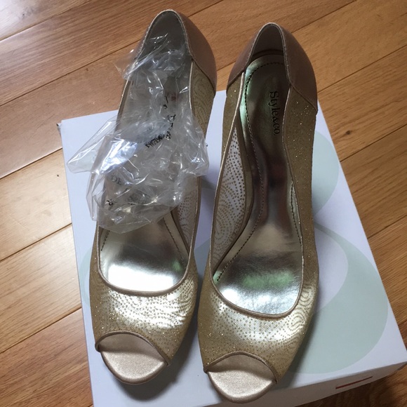 Gold shoes - Picture 2 of 5